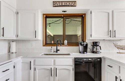 Cathlamet Casa | Columbia River Home w/ Dock & Beach Access