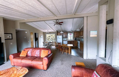 Coos Bay Casa | Columbus Empire House - Coos Bay, OR