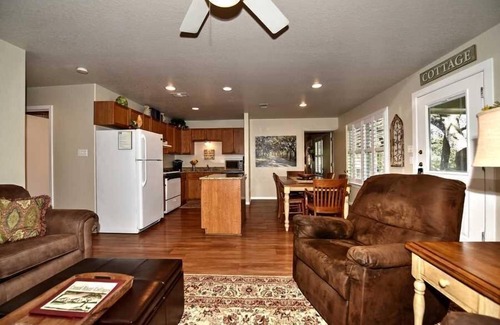 New Braunfels Cabaña | Comal River Cottages 403-B