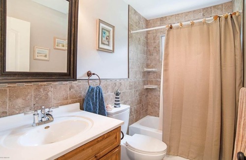 Mears Casa | Come and enjoy a retreat along the shoreline between Silver Lake and Pentwater!