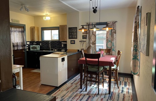 Dunsmuir Casa | Come and Get your Love! Sleep on a real Waterbed! Only minutes from Mt. Shasta.