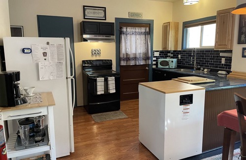 Dunsmuir Casa | Come and Get your Love! Sleep on a real Waterbed! Only minutes from Mt. Shasta.