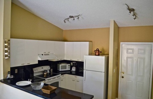 Mission Bay Apartamento | Come cozy up in this West Boca Raton apartment overlooking the pool