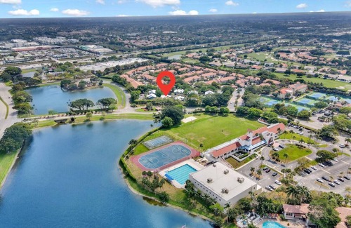 Mission Bay Apartamento | Come cozy up in this West Boca Raton apartment overlooking the pool