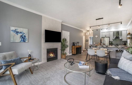 Cedar Condominio | Come cozy up next to the fireplace at our contemporary condo centrally located