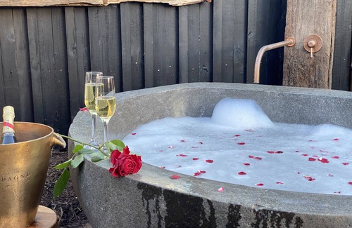 Hepburn Cabaña | Come for the delicious 2.6 tonne outdoor bath. Stay for everything else!