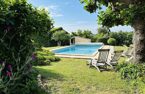 Saint-Caprais-de-Bordeaux Casa | Venga a relajarse en un viñedo de la familia de Burdeos en esta encantadora casa de vacaciones brillante