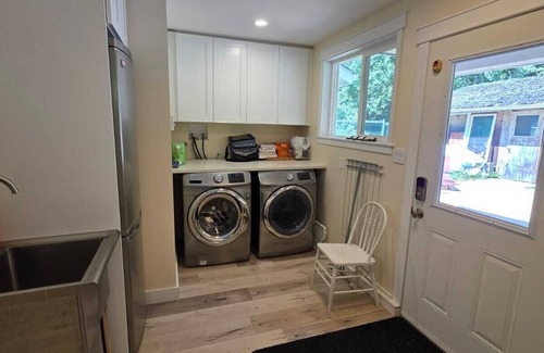 Sproat Lake Casa | Come play at LeLacShac, a relaxing fun themed home a minute from Sproat Lake