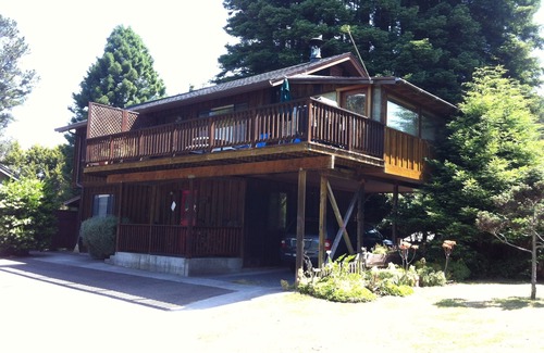 Cleone Casa | Rejuvenezca en la hermosa costa de Mendocino. Bañera de hidromasaje en una arboleda de secoyas
