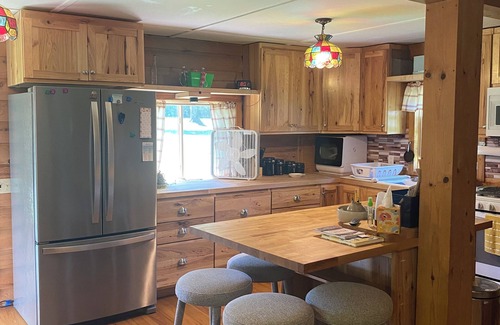 Manistique Cabina | Come relax at the cabin on Indian lake. The outdoors awaits you and your pets.