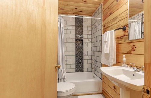 Rogers Cabaña | Come relax in our cozy cottage nestled in the woods overlooking Lake Millie.