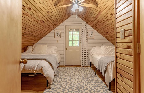 Rogers Cabaña | Come relax in our cozy cottage nestled in the woods overlooking Lake Millie.