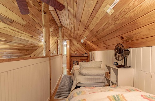 Rogers Cabaña | Come relax in our cozy cottage nestled in the woods overlooking Lake Millie.