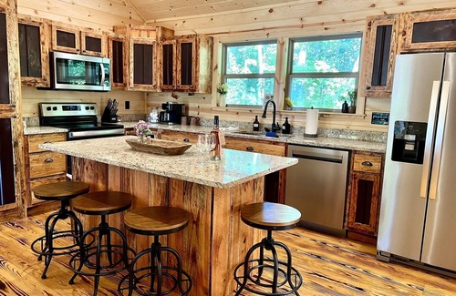 Murphy Cabina | Come Rest, Relax and Explore at the Tipsy Elk Cabin!