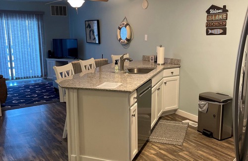Gypsum Condominio | Come Sail Away Condo with Pool and Boat Slip