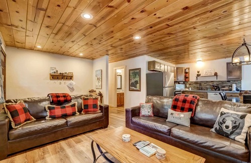 Pioneer Trail Cabina | Come Snuggle Up at Cozy Bear Cabin!