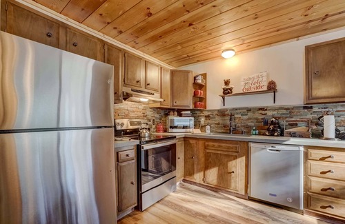 Pioneer Trail Cabina | Come Snuggle Up at Cozy Bear Cabin!