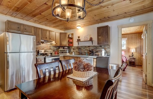 Pioneer Trail Cabina | Come Snuggle Up at Cozy Bear Cabin!
