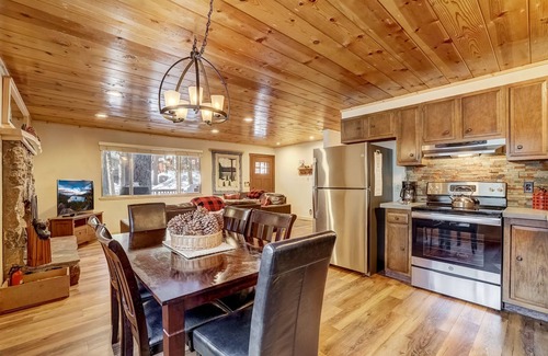 Pioneer Trail Cabina | Come Snuggle Up at Cozy Bear Cabin!