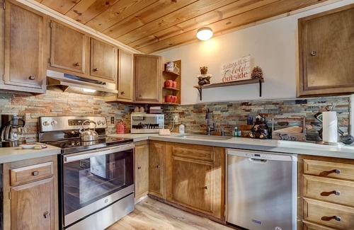 Pioneer Trail Cabina | Come Snuggle Up at Cozy Bear Cabin!