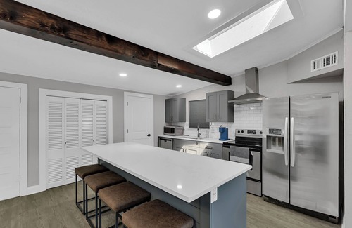 Gladewater Casa | Come spend a peaceful weekend at this gorgeous, newly remodeled, lake house.