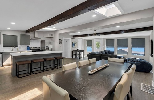 Gladewater Casa | Come spend a peaceful weekend at this gorgeous, newly remodeled, lake house.