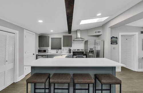 Gladewater Casa | Come spend a peaceful weekend at this gorgeous, newly remodeled, lake house.