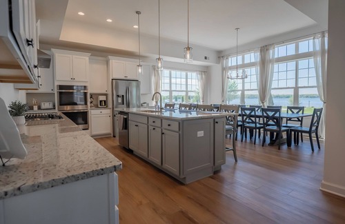 Delavan Casa | Come stay at Harbor Court for amazing lake views!