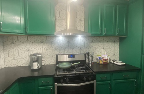 Scotlandville Casa | Come stay at The Emerald Green Cottage 3-bedroom home in Baton Rouge