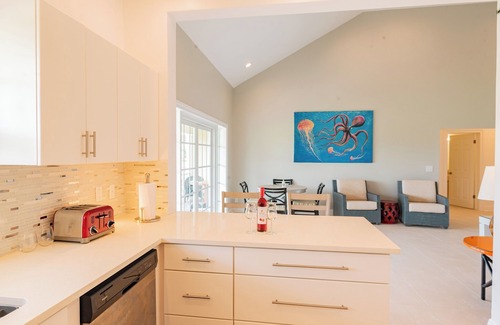 Jolly Harbour Apartamento | Come stay at this Three Bedroom Superior Apartment for amazing views!