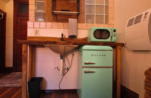 Hot Springs Apartamento | Newly remodeled room at Fall River Suites, NO cleaning fee