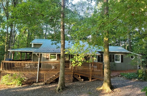 Clarkesville Cabaña | Come stay on the farm! King Bed Hot tub minutes from Alpine Helen GA