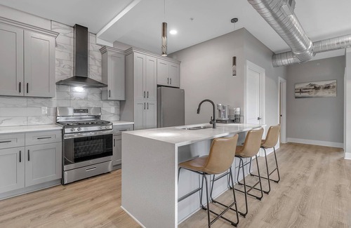 Lancaster Apartamento | Come stay with us at our Ultra Modern Loft Apartments @ Cornerstone Plaza !!!