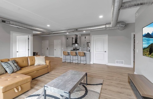 Lancaster Apartamento | Come stay with us at our Ultra Modern Loft Apartments @ Cornerstone Plaza !!!