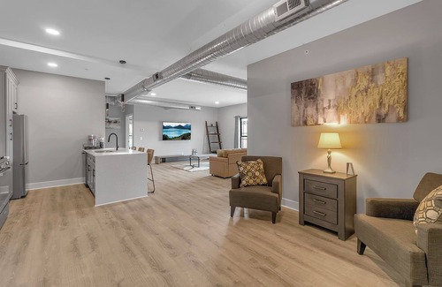 Lancaster Apartamento | Come stay with us at our Ultra Modern Loft Apartments @ Cornerstone Plaza !!!