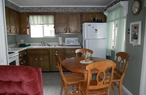 Cleveland Cabaña | Venga al Campamento 312 Drive 2 en Oneida Lake para relajarse y divertirse en el verano. 3bd
