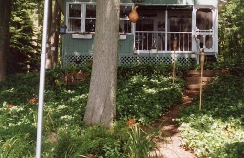 Cleveland Cabaña | Venga al Campamento 312 Drive 2 en Oneida Lake para relajarse y divertirse en el verano. 3bd