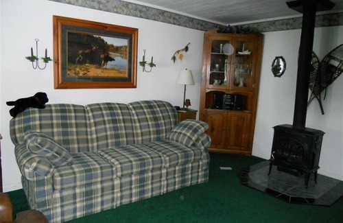 Cleveland Cabaña | Venga al Campamento 312 Drive 2 en Oneida Lake para relajarse y divertirse en el verano. 3bd