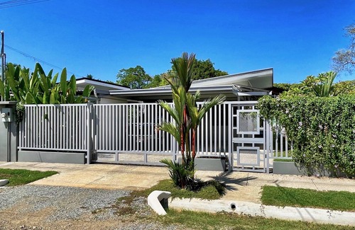 Uvita Casa | Come visit Villa Uvita, centrally located in the heart of town.
