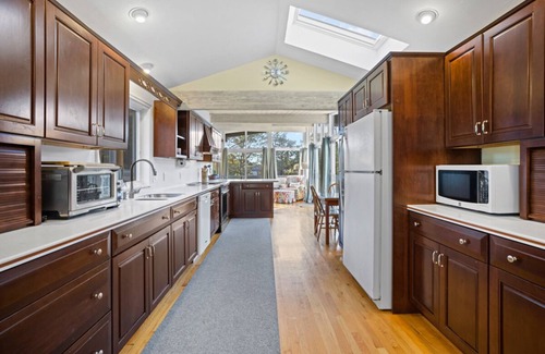 North Eastham Casa | Come Wade With Me 280-E Modern Spacious Eastham Home Steps From Cape Cod Bay