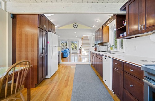 North Eastham Casa | Come Wade With Me 280-E Modern Spacious Eastham Home Steps From Cape Cod Bay