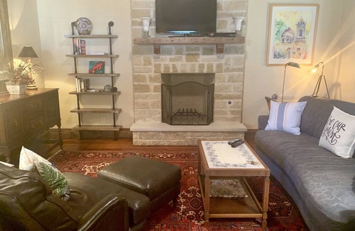 Comfort Casa | Comodidad: bungalow de 800 pies cuadrados en High St.: 20% de descuento en reservas para septiembre.