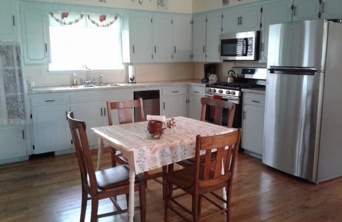 Clarksville Casa | Comodidad y pollos
