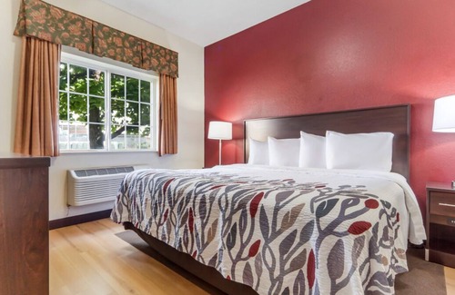 Council Bluffs Casa | Comfort and Convenience! Pool, Free Parking, Near Union Pacific Museum