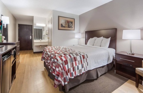 Council Bluffs Casa | Comfort and Convenience! Pool, Free Parking, Near Union Pacific Museum