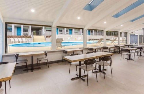 Merry Oaks Casa | Comfort and Convenience! 4 Budget-friendly Units, Free Parking, Outdoor Pool