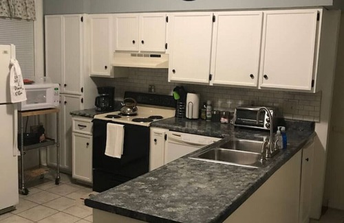 West Central Apartamento | Comfort and Convenience! Close to Downtown Spfd.