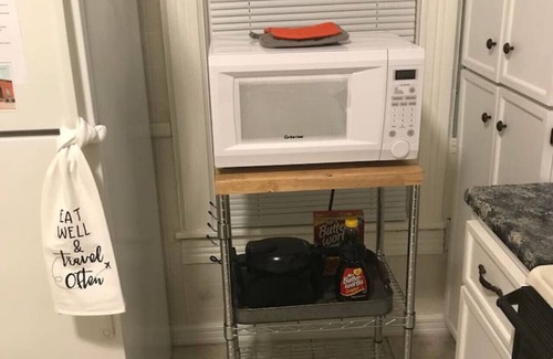 West Central Apartamento | Comfort and Convenience! Close to Downtown Spfd.