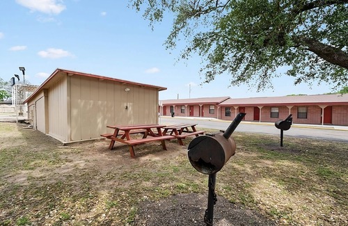 Beeville Casa | Comfort and Convenience! 2 Sleek Units, Free Parking, Pets Allowed