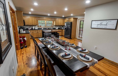 Blairsville Cabina | Comfort and Luxury at its best, Hot Tub 1 Dog friendly. New Property